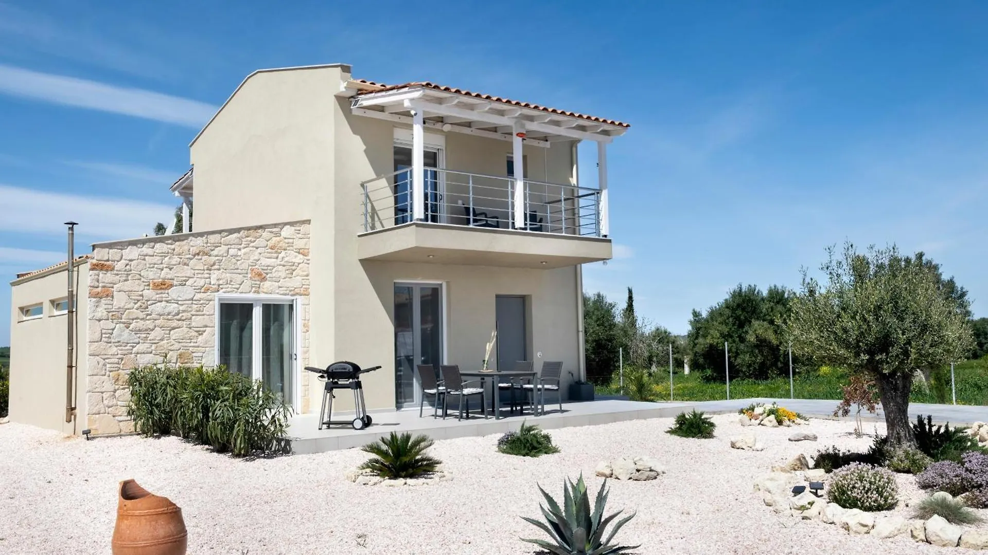 White Lotus Jacuzzi Villa, Afitos #Feelslikehome Греция
